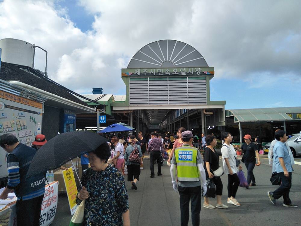 濟州島自由行,濟州島觀光巴士,濟州城市觀光,濟州島城市觀光巴士,濟州熱門景點,濟州島,韓國,觀光巴士,東門市場,娥擁海岸道路,道頭峰,梨湖木筏海邊,濟州島景點,韓國自由行,濟州偶來小路,偶來小路,濟州島旅遊,jeju island,jeju tour