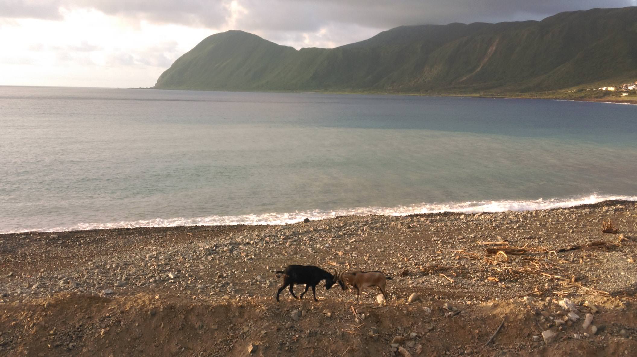 紅頭岩,蘭嶼旅遊,蘭嶼潛水,蘭嶼自由行,蘭嶼景點,飛魚祭,拼板舟