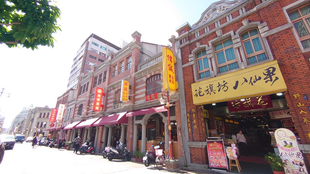 大稻埕行程推薦,迪化街,台北霞海城隍廟,永樂市場,大稻埕,Antique Bar 1900,OrigInn Space 大稻埕,Antique Bar 1900,大稻埕酒吧,Antique Bar 1900復古酒吧,台北住宿推薦,OrigInn Space 大稻埕,大稻埕特色旅宿,OrigInn Space,大稻埕住宿推薦,六館街尾洋式店屋,迪化街住宿,迪化街特色酒吧