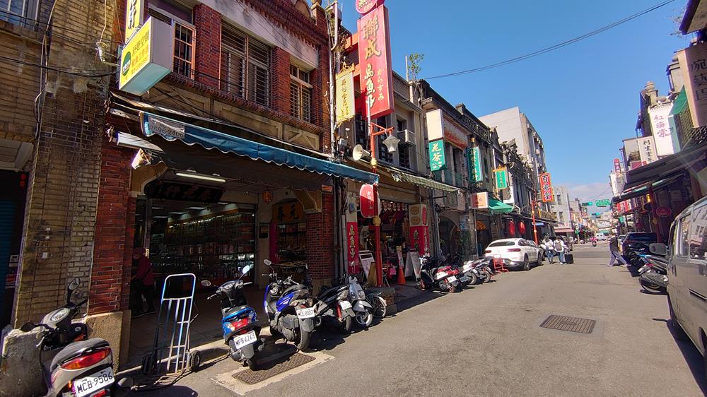 大稻埕行程推薦,迪化街,台北霞海城隍廟,永樂市場,大稻埕,Antique Bar 1900,OrigInn Space 大稻埕,Antique Bar 1900,大稻埕酒吧,Antique Bar 1900復古酒吧,台北住宿推薦,OrigInn Space 大稻埕,大稻埕特色旅宿,OrigInn Space,大稻埕住宿推薦,六館街尾洋式店屋,迪化街住宿,迪化街特色酒吧