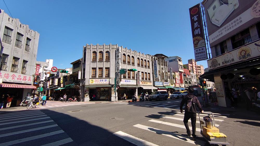 大稻埕行程推薦,迪化街,台北霞海城隍廟,永樂市場,大稻埕,Antique Bar 1900,OrigInn Space 大稻埕,Antique Bar 1900,大稻埕酒吧,Antique Bar 1900復古酒吧,台北住宿推薦,OrigInn Space 大稻埕,大稻埕特色旅宿,OrigInn Space,大稻埕住宿推薦,六館街尾洋式店屋,迪化街住宿,迪化街特色酒吧