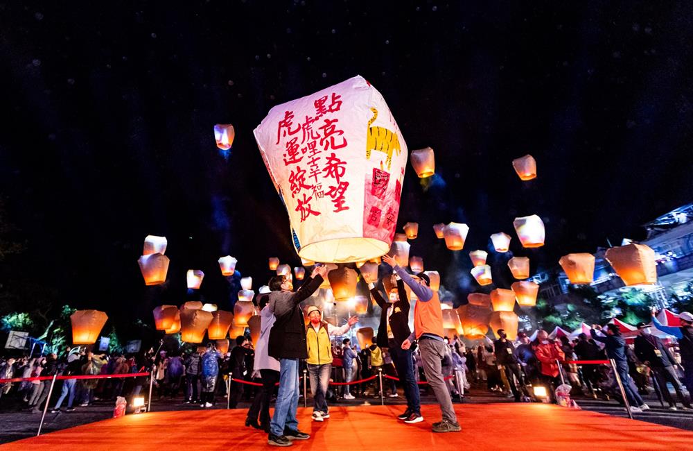 平溪天燈節,平溪放天燈,新北市平溪天燈節,平溪天燈節交通管制,平溪天燈節接駁車,平溪接駁車,2022 新北市平溪天燈節,十分廣場天燈,平溪國中十分廣場