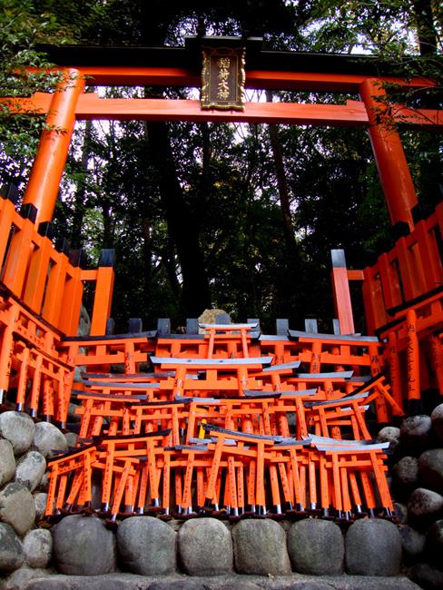 伏見稻荷大社,稻荷神社,伏見稻荷神社,稻荷神社狐狸,稻荷神社狐狸御守,稻荷神社故事,日本三大稻荷神社,伏見稻荷大社御守,伏見稻荷大社靈異,伏見稻荷神社狐狸,伏見稻荷大社介紹,京都,京都景點,京都自由行,京都神社,京都廟宇,日本神社寺廟,京都世界遺產,寺廟,寺廟與神社,日本三大神宮,京都一日遊,京都特色,京都旅行,京都私房景點