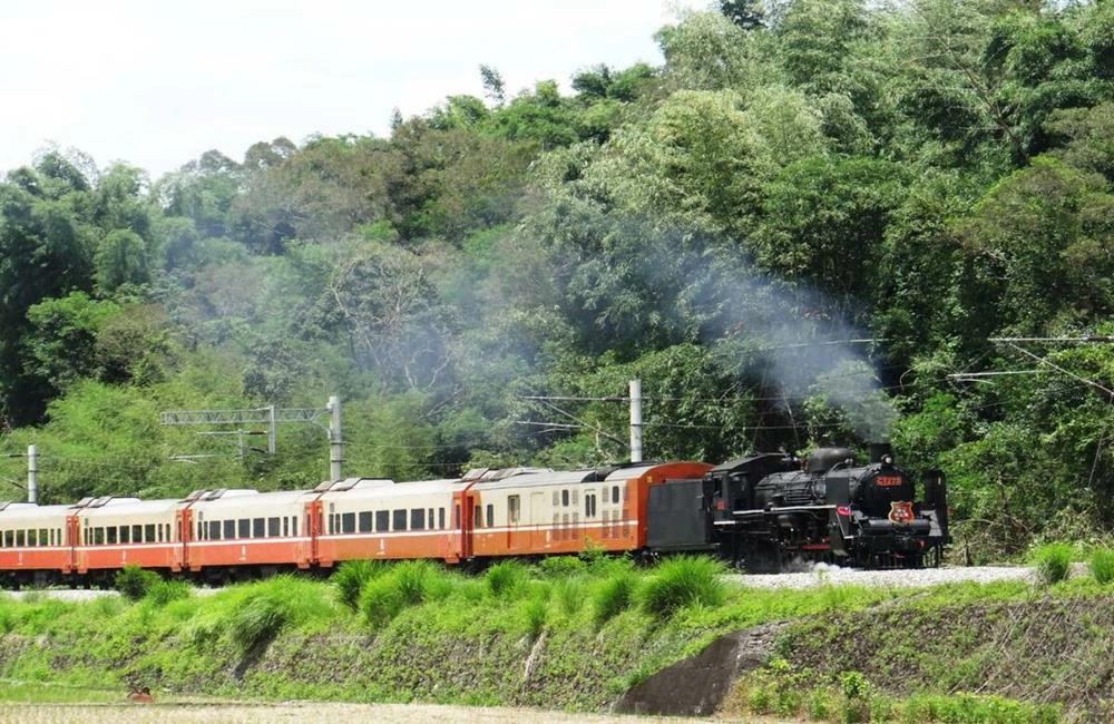 郵輪式列車,仲夏寶島號,仲夏寶島號蒸汽火車,仲夏寶島號行程,郵輪式列車環島之星,臺鐵,蒸汽火車,環島之星,環島之星夢想號,環島之星夢想號—迪士尼主題列車,台東熱氣球嘉年華,易遊網