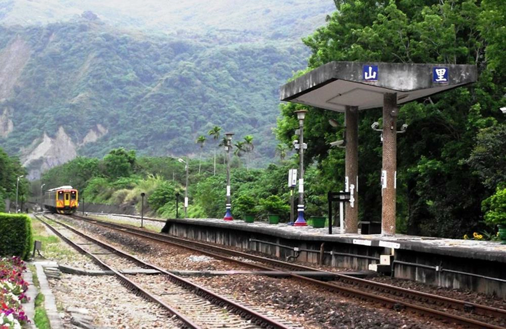 郵輪式列車,仲夏寶島號,仲夏寶島號蒸汽火車,仲夏寶島號行程,郵輪式列車環島之星,臺鐵,蒸汽火車,環島之星,環島之星夢想號,環島之星夢想號—迪士尼主題列車,台東熱氣球嘉年華,易遊網