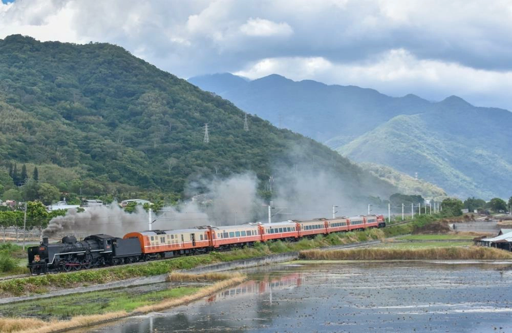 郵輪式列車,仲夏寶島號,仲夏寶島號蒸汽火車,仲夏寶島號行程,郵輪式列車環島之星,臺鐵,蒸汽火車,環島之星,環島之星夢想號,環島之星夢想號—迪士尼主題列車,台東熱氣球嘉年華,易遊網