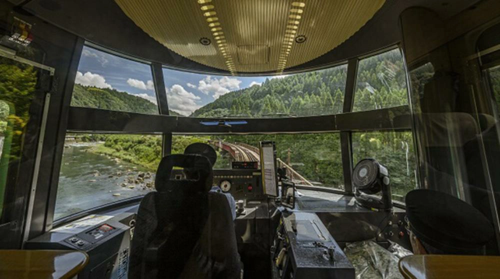 由布院之森乘客透過車窗欣賞九州山景