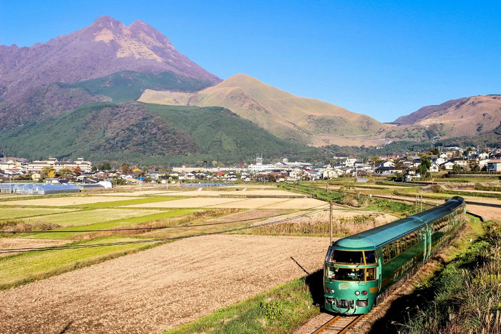 乘客在由布院之森車廂中欣賞窗外風景