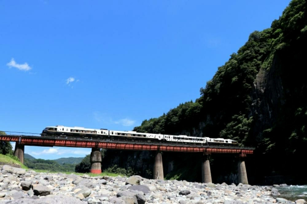 火山地形與草原風景車窗實拍
