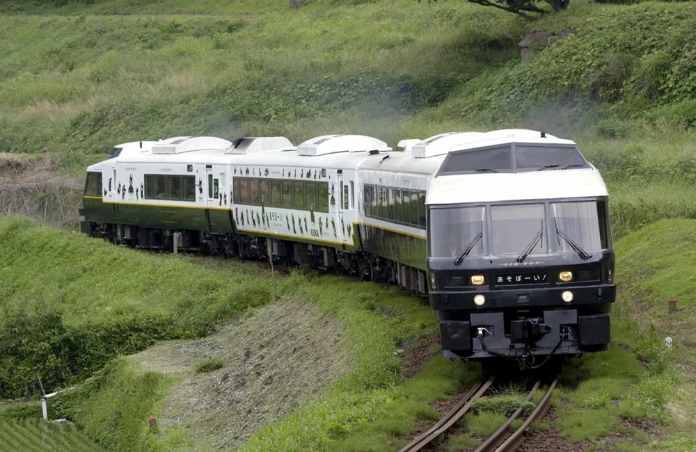 列車外觀與綠意草原