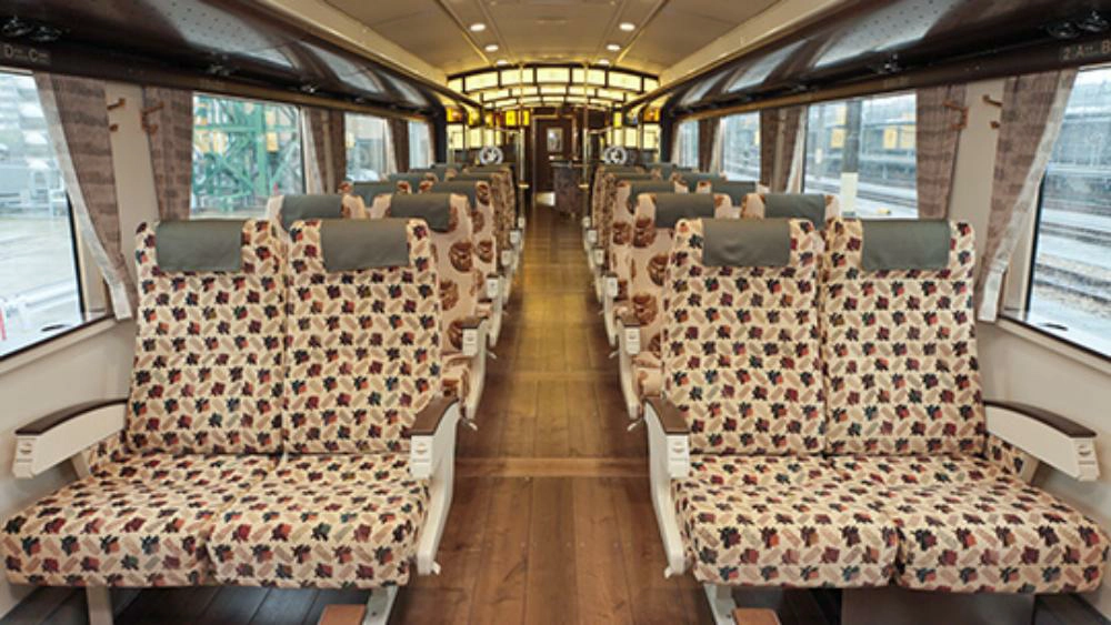 坐 A 列車去吧酒吧與彩繪玻璃設計
