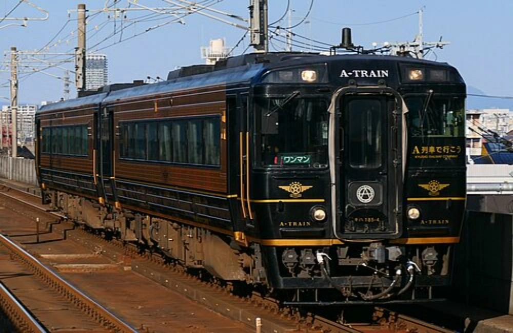 列車內部木質座椅與爵士風格裝飾