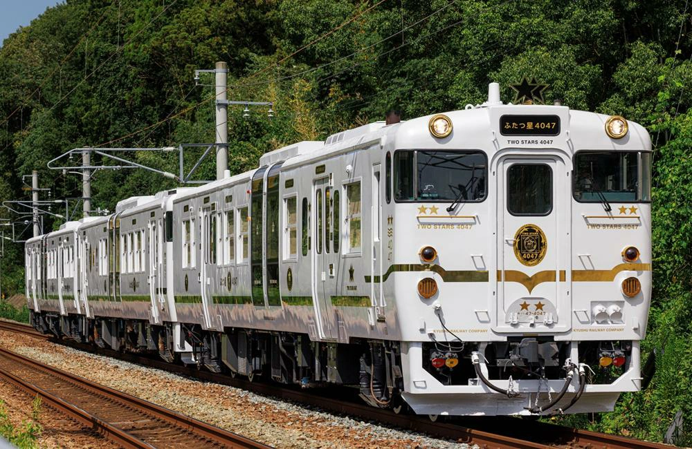 雙星4047車廂內部設計，木質座位與金色裝飾結合