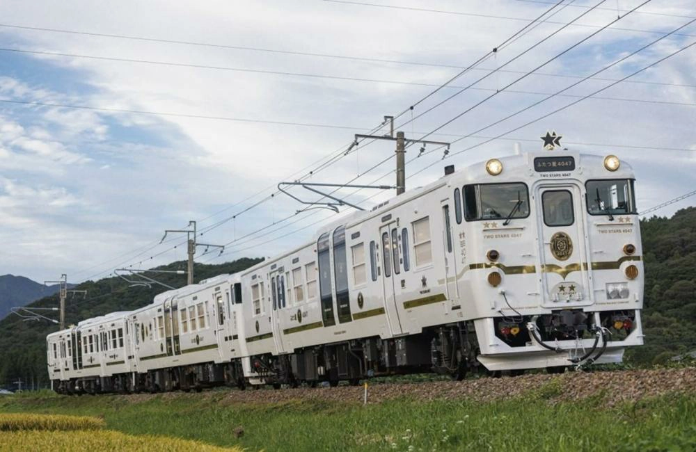 雙星4047行經鄉村與山間的車窗風景