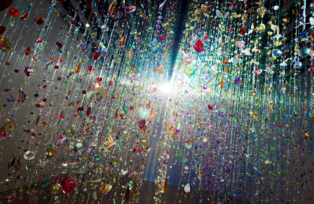 蜷川實花展2026:日本京都爆紅!展覽海外首站登台灣台北華山 - Travel x Freedom 旅誌字遊 threeonelee.com 蜷川實花展覽2026 京都場入口光帶 外牆花形投影與排隊動線