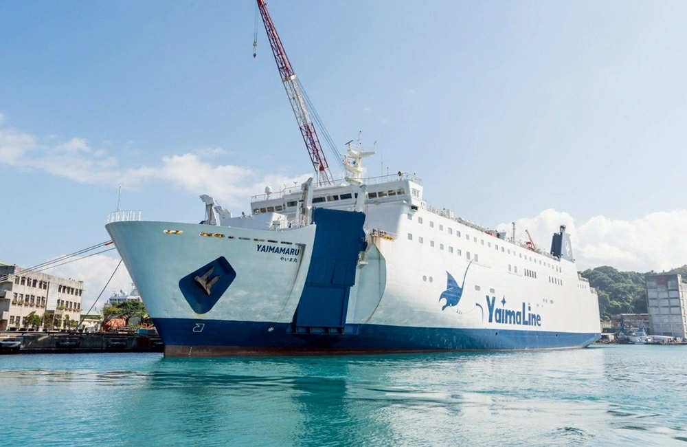 YAIMA MARU 八重山丸渡輪船身外觀，停靠港口畫面，為基隆直航石垣島的非郵輪型渡輪