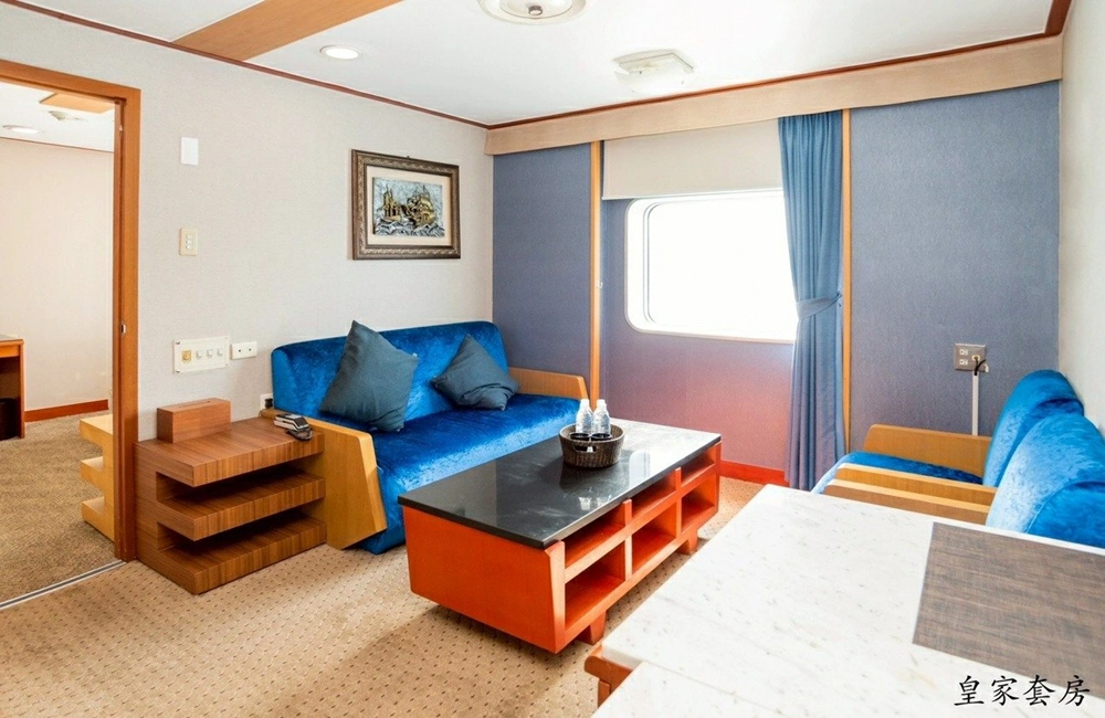 YAIMA 丸號皇家套房艙內空間，獨立客廳與沙發座位配置，為基隆直航石垣島最高等級房型