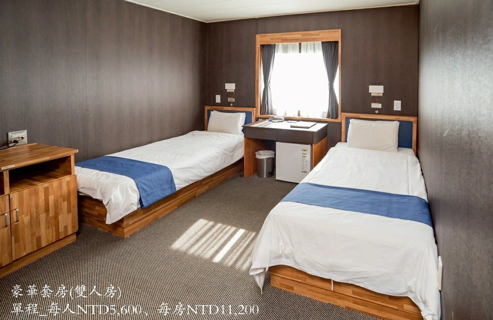 YAIMA 丸號豪華套房雙床房配置，兩張單人床與書桌空間，適合想要舒適夜航體驗的旅客