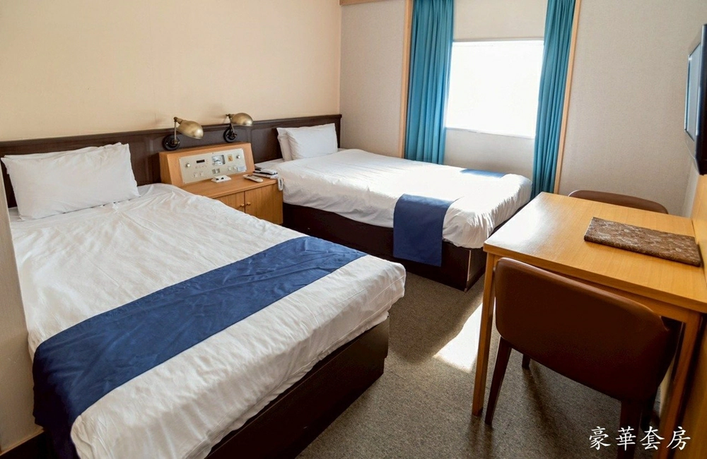 YAIMA 丸號豪華套房艙內另一視角，獨立床位與窗景設計，提升基隆直航石垣島夜航舒適度