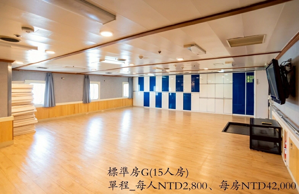 YAIMA 丸號標準房 G 通鋪空間，15 人共用艙房，木質地板與置物櫃設計，為基隆直航石垣島最低價房型