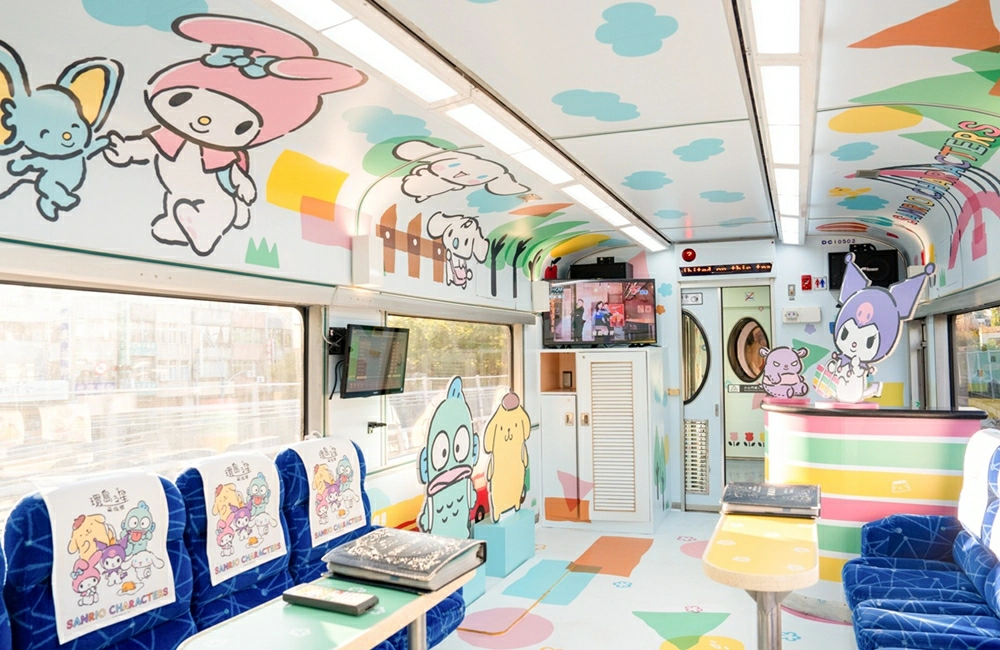 SEVENTEEN小分隊cxm演唱會高雄開唱懶人包整理 - Travel x Freedom 旅誌字遊 threeonelee.com 觀光列車主題車廂內部空間,車廂牆面與座椅佈滿卡通圖案,座位區與走道呈現色彩繽紛的搭乘環境