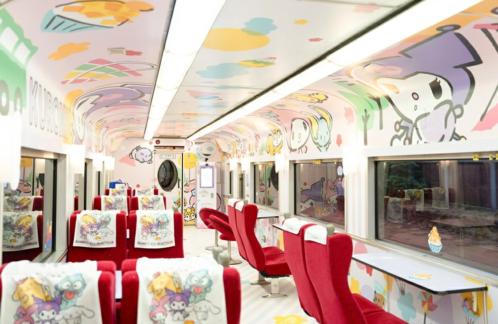 SEVENTEEN小分隊cxm演唱會高雄開唱懶人包整理 - Travel x Freedom 旅誌字遊 threeonelee.com 主題觀光列車座位區實景,紅色座椅搭配彩色車廂裝飾,呈現旅途中輕鬆活潑的乘車氛圍