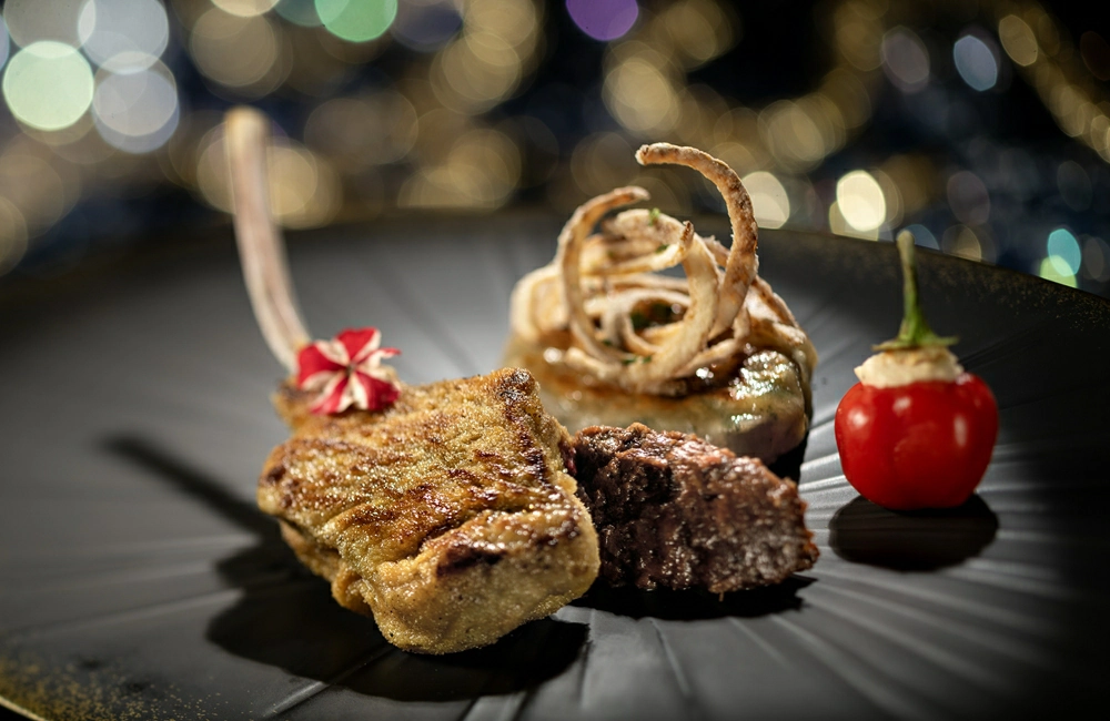 2026迪士尼探險號完整攻略|航線、價格、房型、必玩設施一次看 - Travel x Freedom 旅誌字遊 threeonelee.com 迪士尼探險號餐飲菜色與用餐呈現畫面